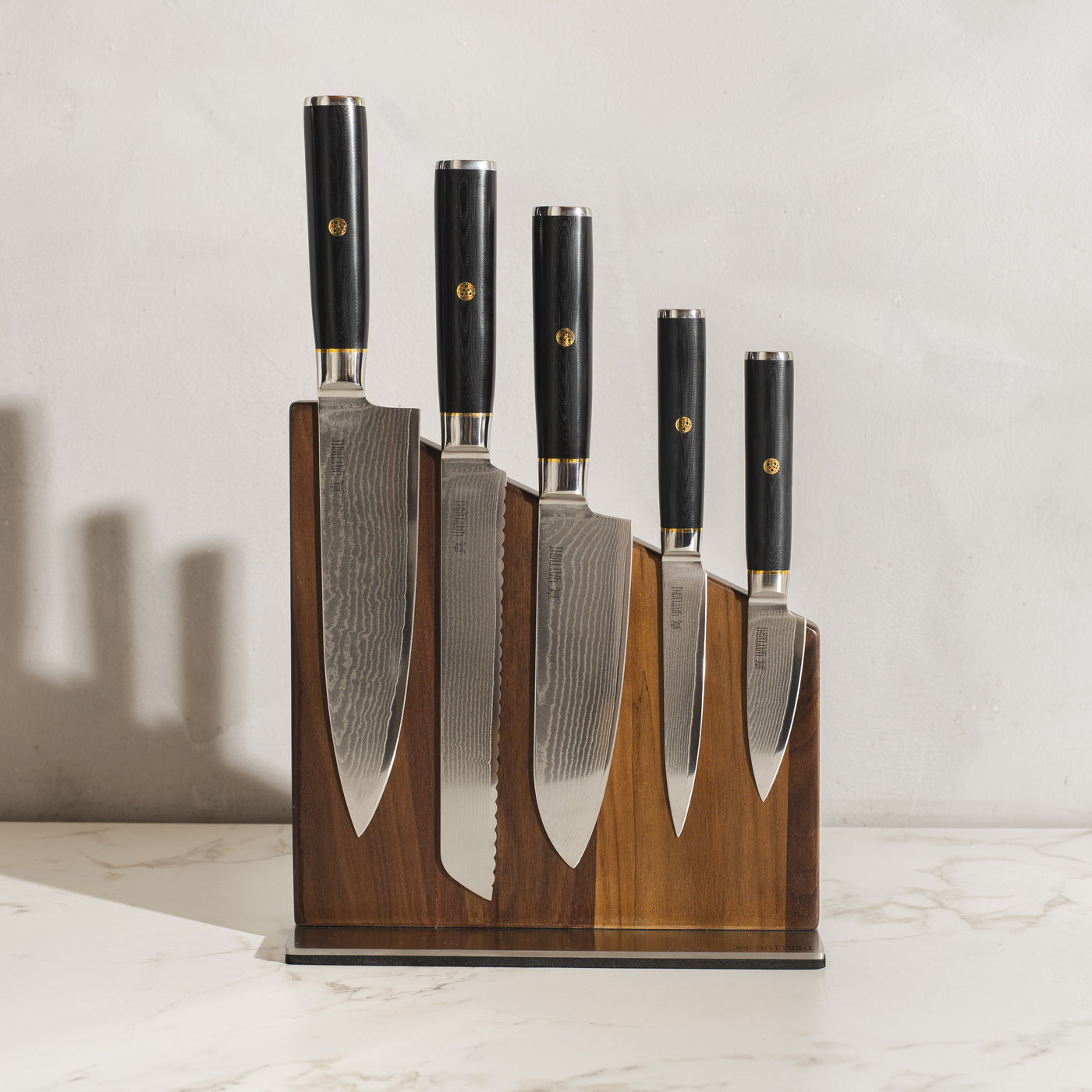 Damascus magnetic block set on kitchen counter